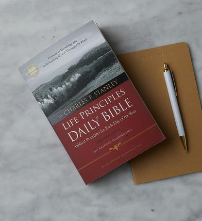 DetoxViva Life Principles Daily Bible — NASB Edition