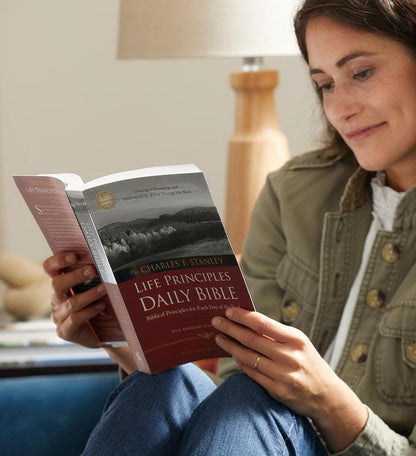 DetoxViva Life Principles Daily Bible — NASB Edition