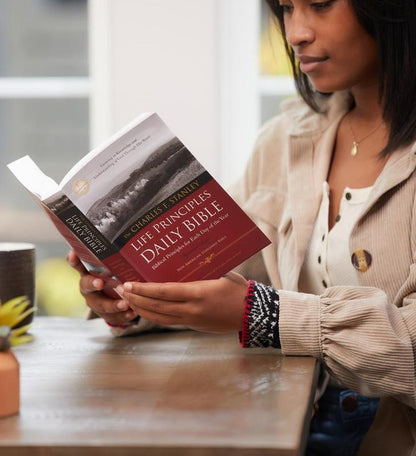 DetoxViva Life Principles Daily Bible — NASB Edition