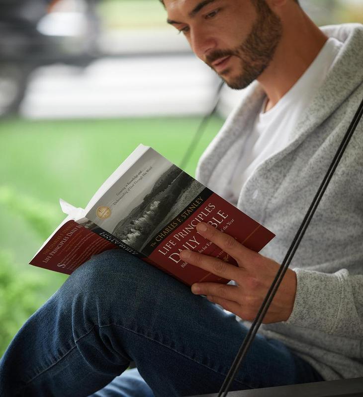 DetoxViva Life Principles Daily Bible — NASB Edition